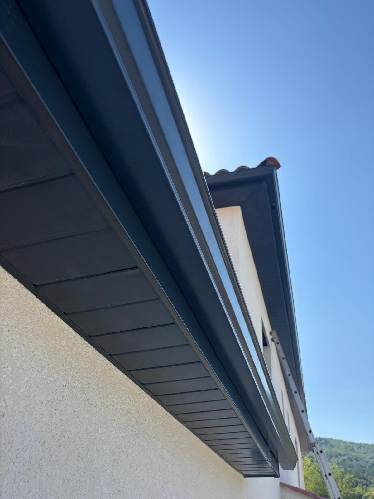 Habillage de débordement de toiture en aluminium laqué sur maison en Occitanie