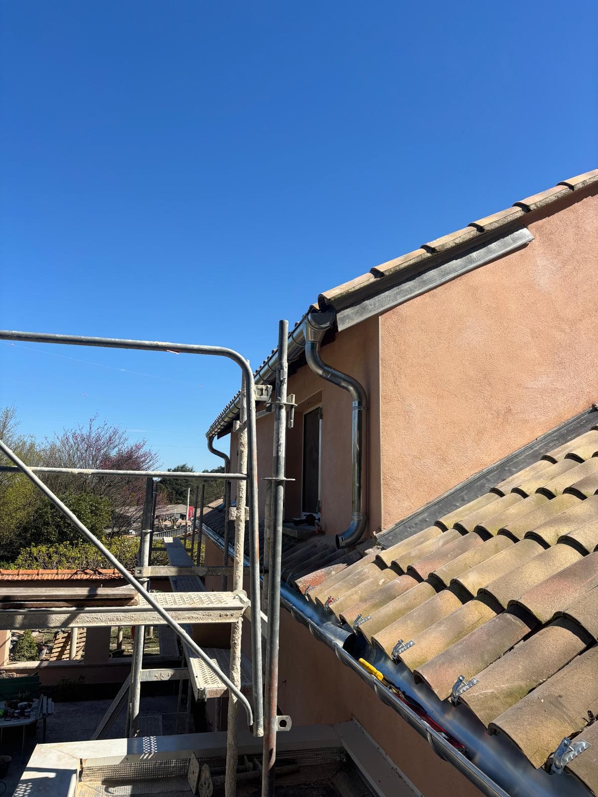 Gouttières zinc posées sur maison en Occitanie par MultiAlu