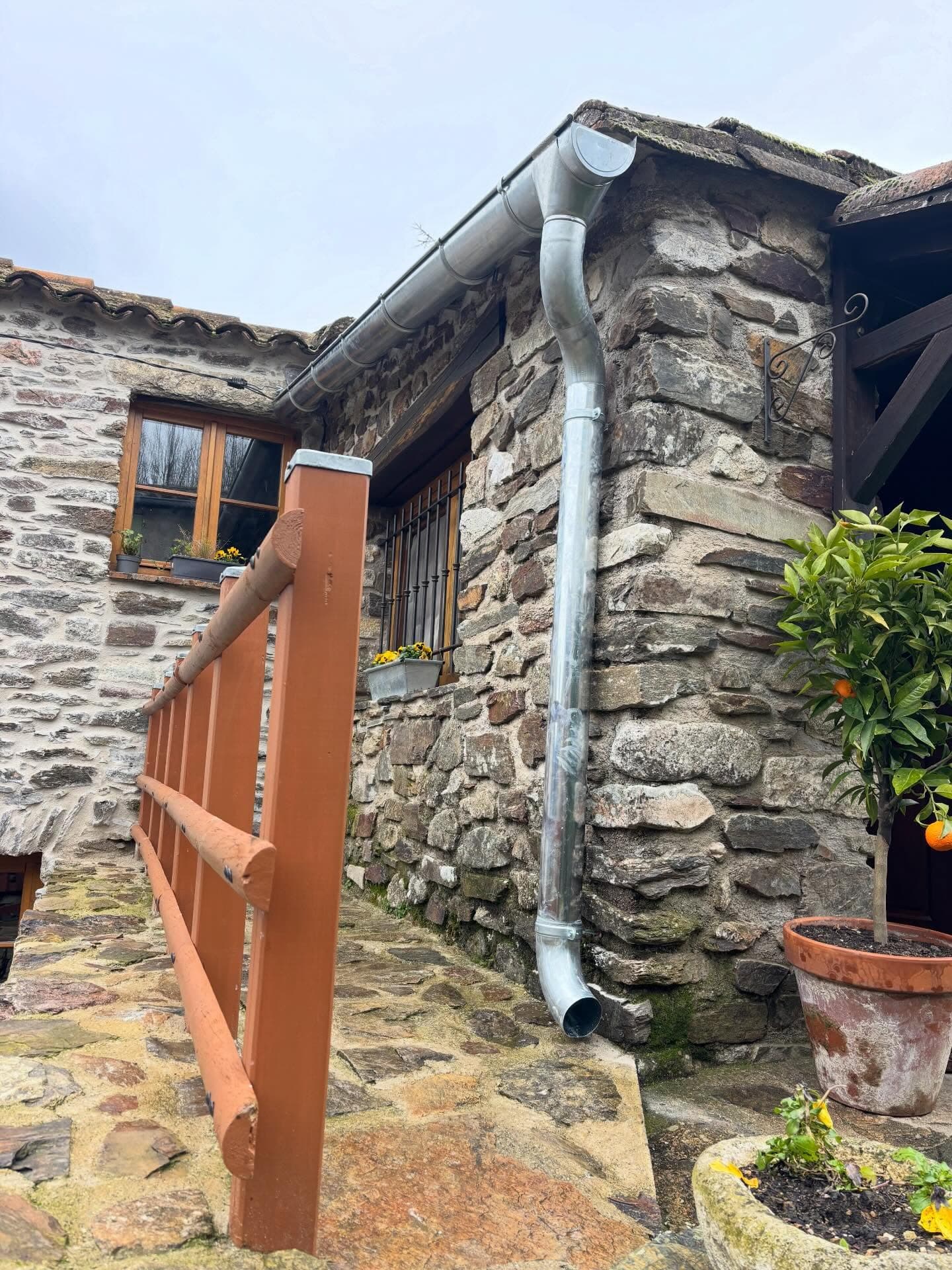 Gouttières zinc sur mesure sur bâtiment ancien en Occitanie