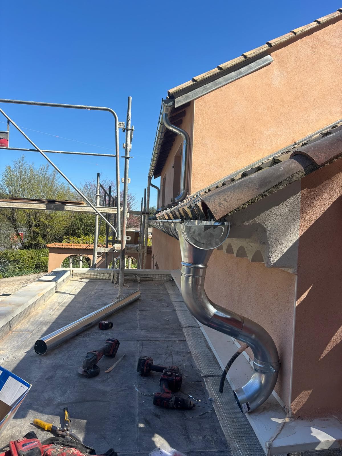 Gouttières zinc sur bâtiment en Occitanie